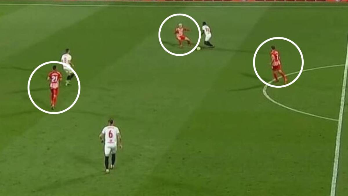 Nianzou intenta un regate como último hombre ante la presión de tres rivales