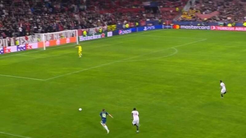 Nianzou pierde la carrera con un jugador del PSV en Champions League