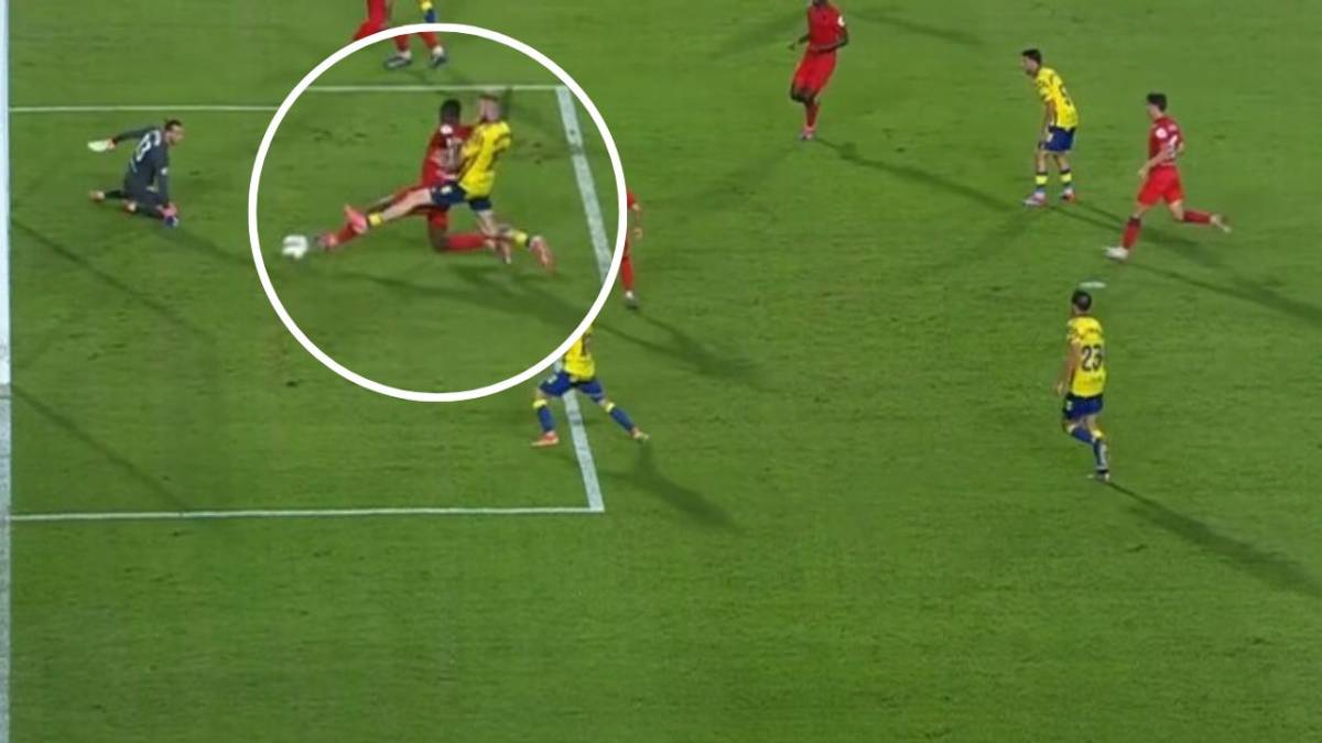 Nianzou introduce la pelota en su propia portería ante la presión del McBurnie