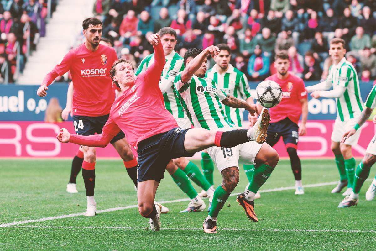 Herrando despeja un balón ante el Cucho Hernández.