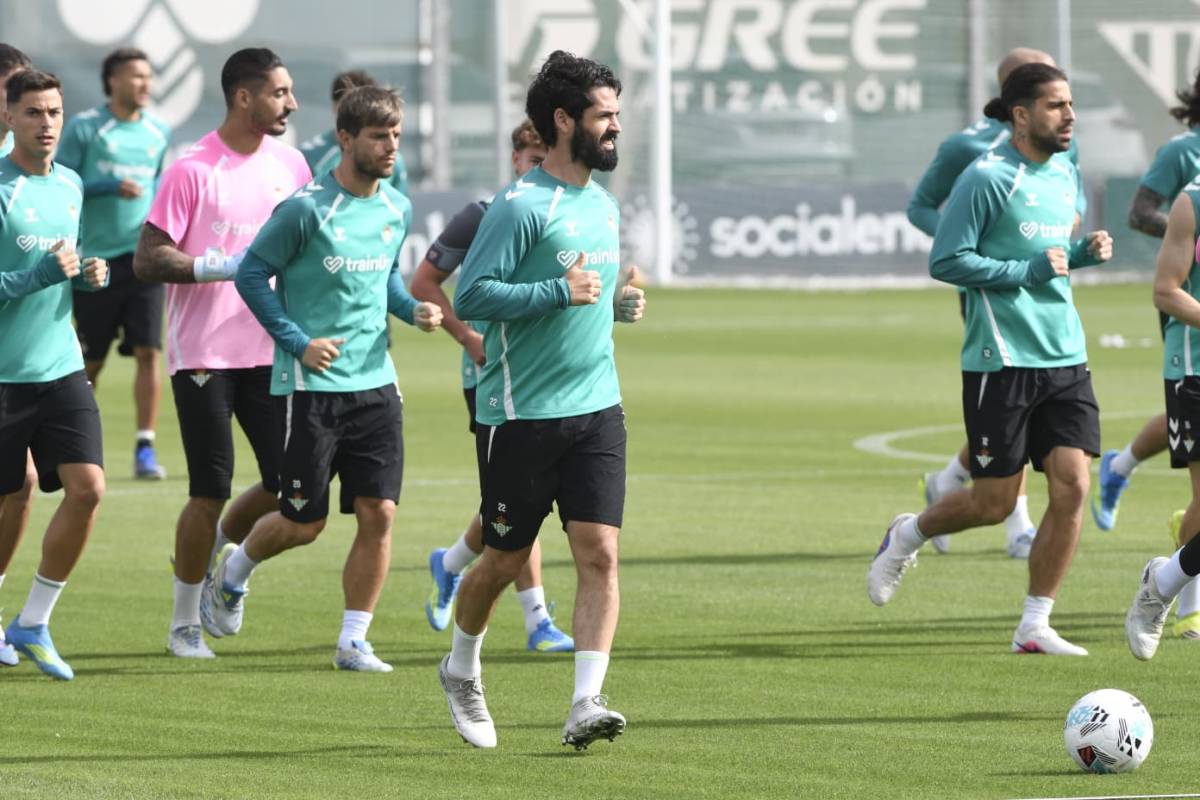 Isco, ejercitándose con sus compañeros.