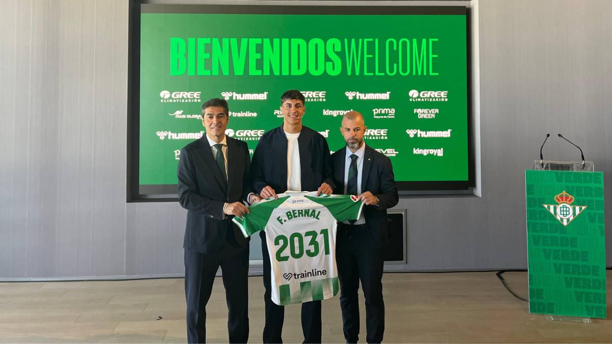 Facundo Bernal en la presentación con el Real Betis