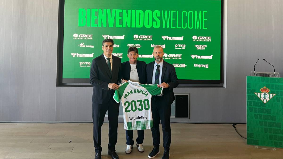 Fran García en la presentación con el Real Betis