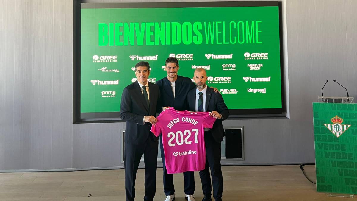 Diego Conde posa como nuevo fichaje del Real Betis